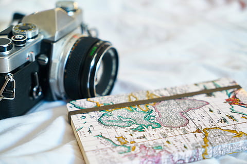 kort notesbog, ved siden af, sølv bro kamera, gammel, notesbog, kort, Bestil, ferie, legetøj hobbyer, Foto, fotografering, kamera, rejse, navigator, journalist, fotografering temaer, tæt på, kamera - fotografisk udstyr, ingen mennesker, dag, selektiv fokusering, teknologi, objektiv - øje, fotografisk udstyr, retning, aktivitet, indendørs, vejledning, objektiv - optisk instrument, udforskning, ekstrem nærbillede, enkelt objekt, fokus på forgrunden, digitalt kamera, antik, 5K, CC0, offentligt domæne, royaltyfrie