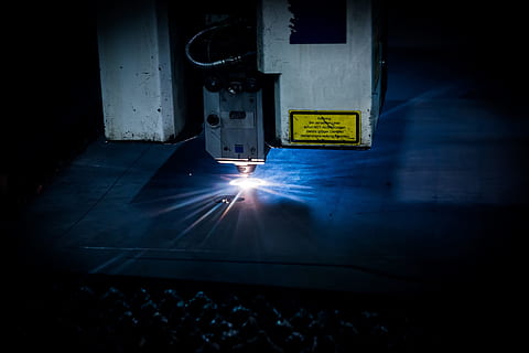 Uždaryti, fotografija, pramonės, pjaustymas, įrankis, lazeris, mašina, plazmoje, Žiežirbos, technologijos, gamykla, mori, lazerinis pjovimas, plazminis pjovimas, pramonei, gamyba, įrenginys, įmonė, metalo, metalo apdirbimas, plieno, cnc, patalpose, šviečia, industrija, architektūra, nėra žmonių, komunikacijos, saugumą, ženklas, šviesos - gamtos reiškinys, sienų kūrimo funkcija, naktis, tamsus, įėjimas, pastatyta struktūra, statybos pramonė, apsauga, metalo pramonė, 2K, CC0, Viešasis domenas, nemokamai
