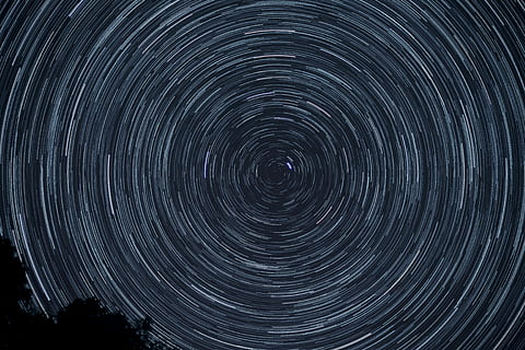 Spiral-, grau, schwarz, Digital, Tapete, Zeitraffer Fotografie, Sterne, Star, Himmel, Kreis, Platz, gestalten, Licht, Nacht-, Nachthimmel, Sternspur, Astrofotografie, Zeitraffer, Milchstraße, Polari, Nordstern, Pole, Langzeitbelichtung, Stern - Raum, Astronomie, Bewegung, Spinnen, Geometrische Figur, keine Leute, Natur, konzentrisch, Bewegungsunschärfe, drehen, Szenen - Natur, Schönheit in der Natur, Ruhe, umkreisen, direkt darunter, Weltraum und Astronomie, 5K, CC0, gemeinfrei, lizenzfrei