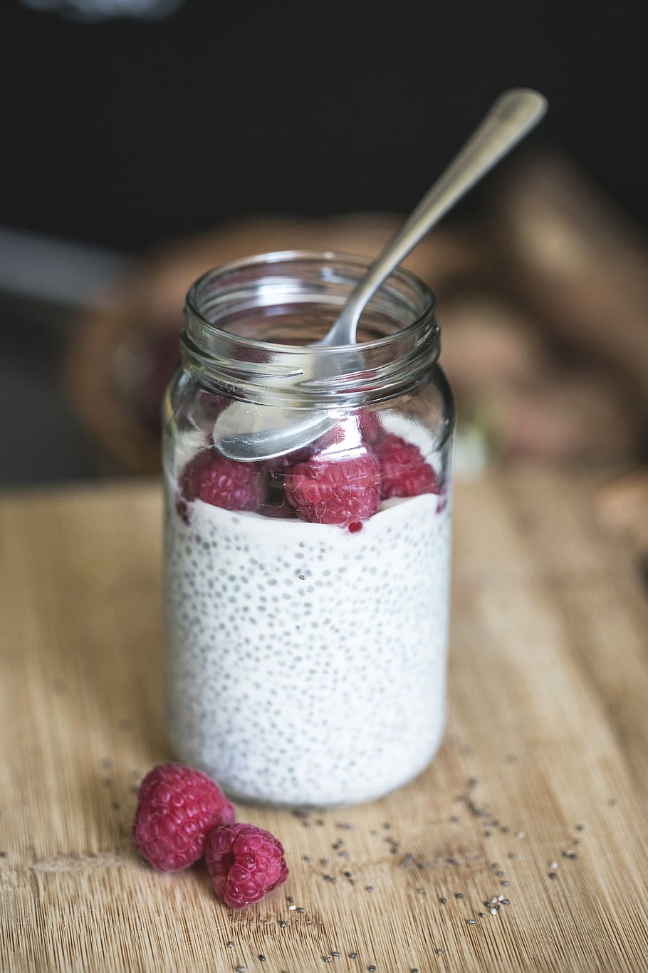 vermell, cireres, clar, bol de vidre, fruites, endins, gerro de vidre, esmorzar, gerds, fruita, jar, cullera, postres, fruita del bosc, pot de paleta, iogurt, saludable, chium, yogourt, en forma, paleo, deliciós, menjar i beguda, alimentació saludable, menjar, benestar, contenidor, fruites de baies, frescor, material de fusta, a l'interior, taula, cap gent, vidre - material, beure palla, centrar-se en primer pla, palla, primer pla, producte diari, vidre, 5K