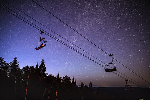 stirrer på stjerner, nat, stjerner fotografi, stjerner, træ, tråd, kabel, skilift, sne, overhead svævebane, vinter, bjerg, himmel, stå på ski, udendørs, blå, natur, eventyr, fare, risiko, skumring, lav vinkel visning, svævebane, scenics - natur, plante, stjerne - rum, transportmidler, hængende, silhuet, skønhed i naturen, plads, forbindelse, transportform, stjerne, astronomi, elektricitet, 4K, CC0, offentligt domæne, royaltyfrie