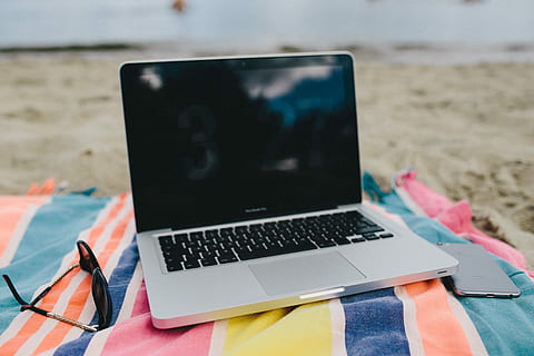 ensemble, plage, le sable, été, technologie, ordinateur, macbook, La technologie, portable, couverture, vacances, les vacances, mer, en plein air, l'Internet, Voyage, personne, Technologie sans fil, lien, terre, la communication, des lunettes, la nature, absence, se concentrer sur le premier plan, dispositif d'information portable, bloc note, serviette de plage, 4K, CC0, domaine public, libre de droits