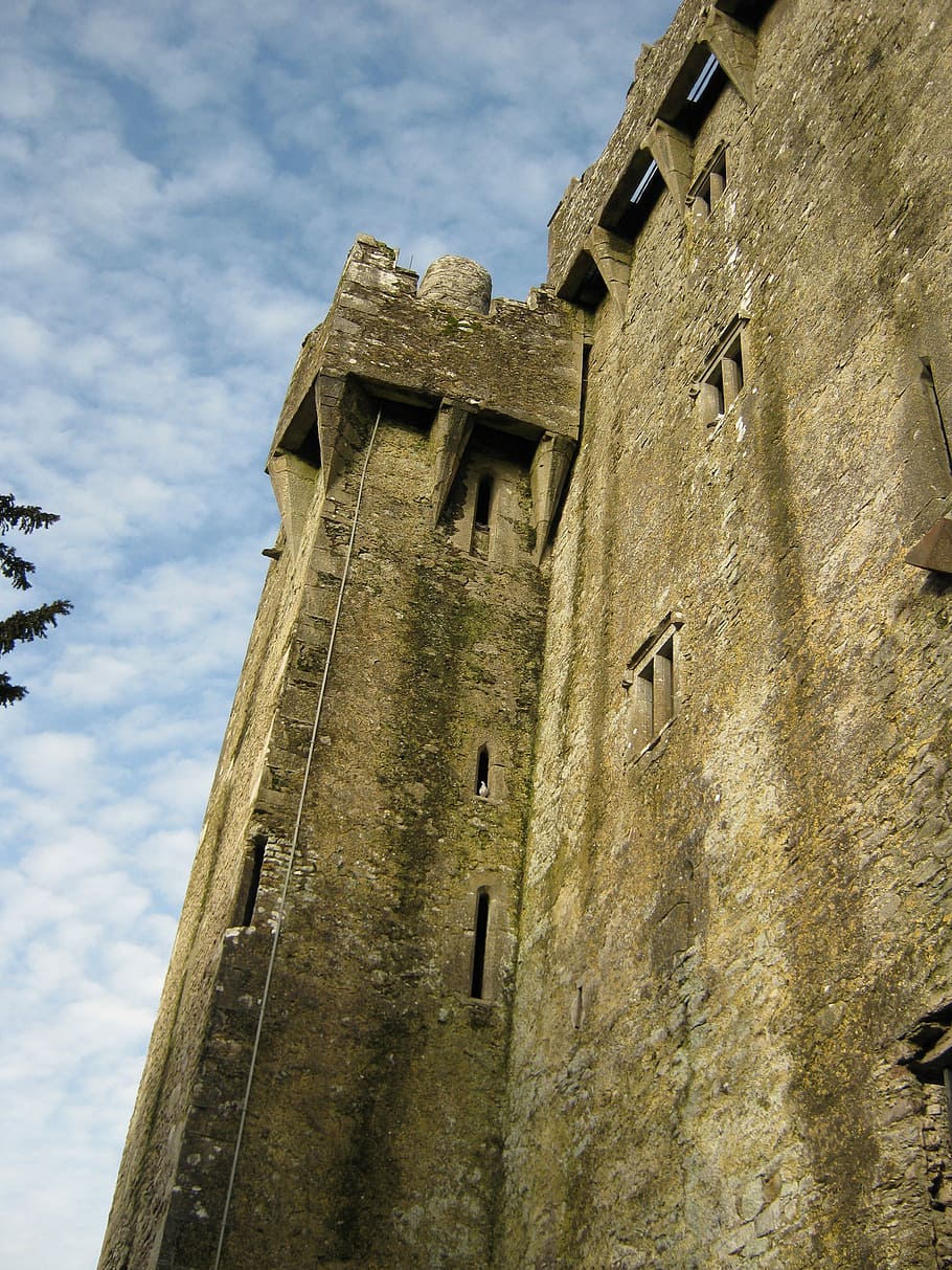 castell, guarda, arquitectura, construcció, castell, mantenir, arquitectura, edifici, antic, història, medieval, turista, cultura, turisme, torre, referència, atracció, històric, fortalesa, fort, arquitectura i edificis, lloc famós, europa, material de pedra, vista d’angle baix, exterior de l'edifici, cel, estructura construïda, núvol - cel, cap gent, dia, naturalesa, funció de construcció de parets, paret, el passat, vell, religió, espiritualitat, a l'aire lliure, creença, paret de pedra, rellotge, 2K