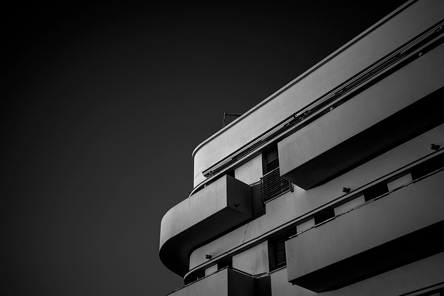 baix, foto en angle de escala de grisos, concret, edifici, fotografia d'angle, de gran alçada, arquitectura, cantonada, fosc, fons de pantalla, exterior de l'edifici, estructura construïda, vista d’angle baix, cel, cap gent, cel clar, còpia espai, nit, ciutat, naturalesa, finestra, a l'aire lliure, modern, barri residencial, patró, vespre, il·luminat, apartament, 5K