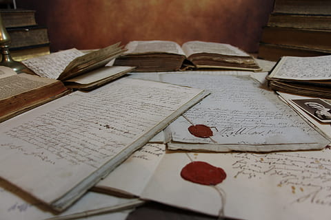 papir, certifikat, forsegle, dokument, fil, indendørs, ingen mennesker, uddannelse, tæt på, dag, offentliggørelse, Bestil, bord, stilleben, selektiv fokusering, åben, meddelelse, læring, side, høj vinkel visning, tekst, træ - materiale, gammel, stak, studere, lærebog, 5K, CC0, offentligt domæne, royaltyfrie