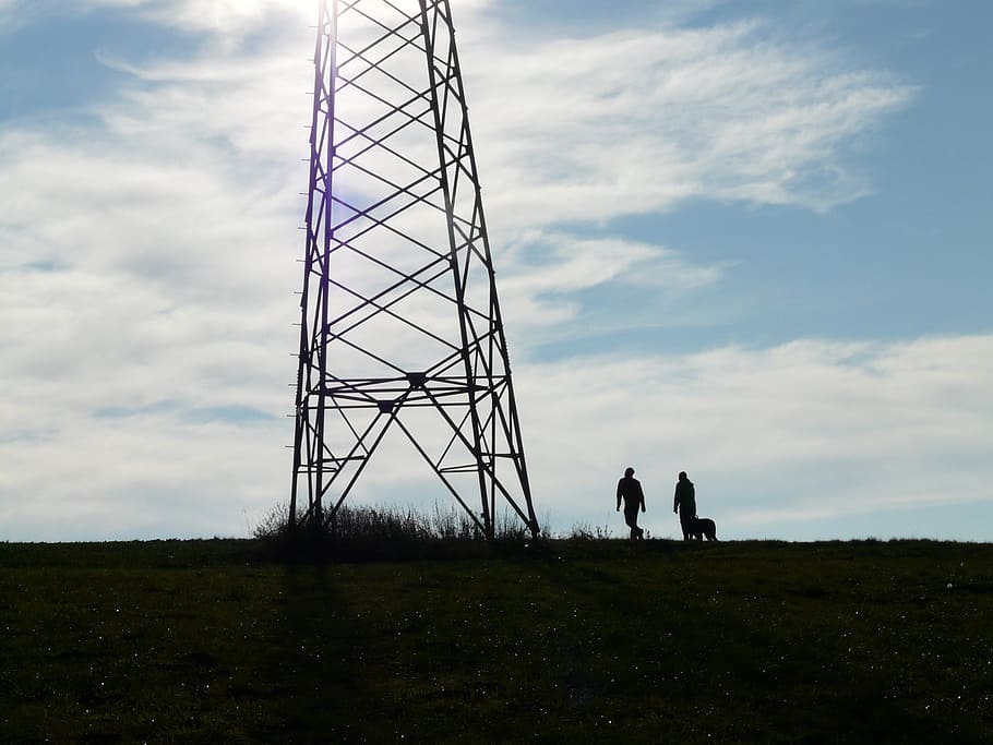 pylon, strøm, strøm, Strommast, nuværende, elektricitet, jern, tårn, bygning, metal, skrue, nitte, kirtel, stabil, personlig, human, hund, vandrere, løb, gå, vandring, himmel, silhuet, meddelelse, blå, natur, udendørs, sky - himmel, Mark, landskab, fuld længde, jord, rigtige mennesker, herrer, stående, samvær, dag, mennesker, miljø, lav vinkel visning, bygget struktur, græs, 2K