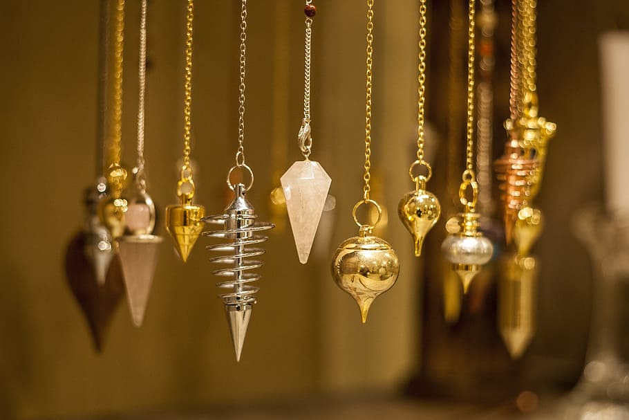 pendule, pedres, pendent, penjant, color daurat, cap gent, metall, collaret, or, joieria, a l'interior, enfocament selectiu, decoració, primer pla, elegància, equips d’il·luminació, venda al detall, cadena, riquesa, aranya, arquitectura, centrar-se en primer pla, luxe, ornamentat, visualització al detall, 4K