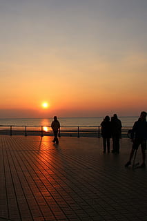 ostend, Sonnenuntergang, Schatten, Himmel, Meer, Wasser, Silhouette, echte Menschen, Schönheit in der Natur, orange Farbe, Szenen - Natur, Horizont über Wasser, Lebensstile, Gruppe von Leuten, Horizont, Freizeitbeschäftigung, Frau, Ruhe, Männer, Strand, ruhige Szene, Sonne, draußen, 4K, CC0, gemeinfrei, lizenzfrei