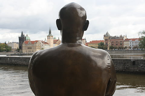 praga, statua, le spalle, retrovisore, architettura, città, una persona, struttura costruita, cielo, esterno dell'edificio, giorno, acqua, natura, in piedi, nuvola - cielo, adulto, all'aperto, uomini, testa rasata, fiume, governo, guardando a vista, 4K, CC0, dominio pubblico, privo di copyright