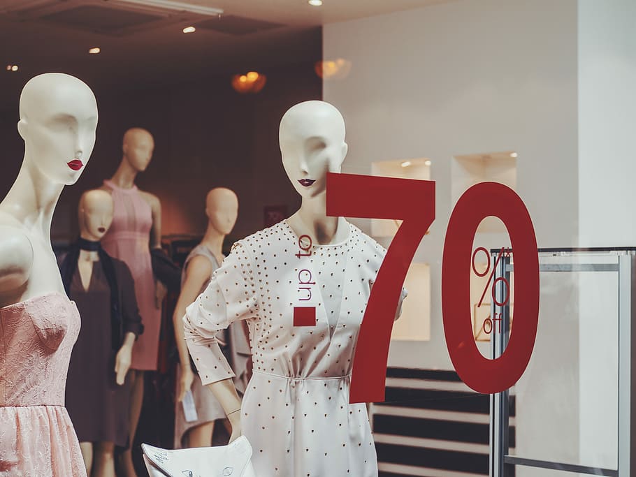 blanc, rosa, vestit, maniquí, maniquins, Impressió en 70, clar, paret de vidre, finestra, botiga, model, representació humana, visualització al detall, representació, venda al detall, semblança femenina, botiga de roba, compres, negocis, vidre - material, a l'interior, venda, moda, roba, boutique, consumisme, finestra de la botiga, elecció, cap gent, 5K