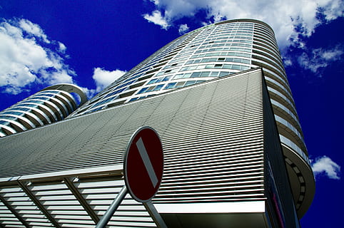 torre, cel, arquitectura, construcció, alt, edifici, gratacels, vista d’angle baix, núvol - cel, estructura construïda, exterior d’edifici d’oficines, signe, exterior de l'edifici, ciutat, naturalesa, cap gent, modern, dia, alta - alta, comunicació, oficina, blau, a l'aire lliure, 4K, CC0, domini públic, lliure de regalies