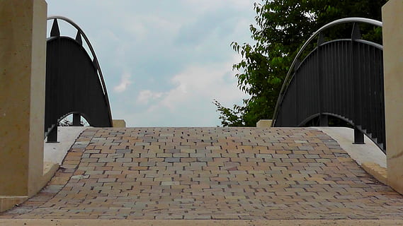 Brücke, Übergang, Geländer, Gebäude, Brückengeländer, Netz, Steinbrücke, zusammengesetzte Steine, Pflastersteine, die Architektur, Architektur und Gebäude, gebaute Struktur, Gebäudehülle, draußen, Himmel, Baum, wolke - himmel, Tag, keine Leute, Natur, Flachwinkelansicht, Pflanze, Stadt, Wandbau - Funktion, Sonnenlicht, Wand, Bogen, Treppe, Dach, 2K, CC0, gemeinfrei, lizenzfrei