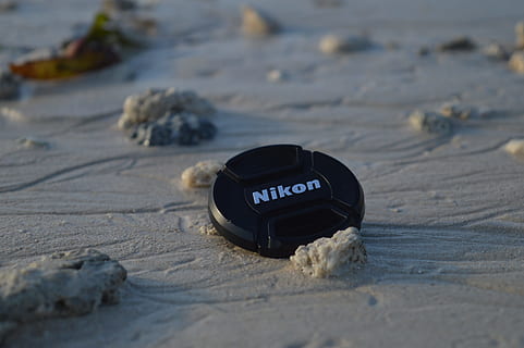nikon, pláž, soustředit se, oceán, cestovat, moře, přistát, písek, text, Příroda, den, sdělení, nikdo, venku, západní skript, selektivní zaměření, zaměřit se na popředí, detail, pevný, Skála, stálý život, slunečního světla, rock - objekt, pozitivní emoce, průmysl, osobní příslušenství, 5K, CC0, veřejná doména, bez autorských práv
