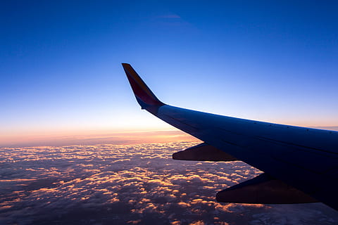 passagerfly, flyvende, hvid, skyer, fly, flyfløj, Sky, himmel, luftfartøj, transportmidler, flyvinger, transportform, rejse, blå, luftfoto, sky - himmel, kommerciel flyvemaskine, solnedgang, Midt i luften, natur, cloudscape, ingen mennesker, forretning, ferie, Flymotor, udendørs, luftfartsindustrien, privatfly, over, 5K, CC0, offentligt domæne, royaltyfrie