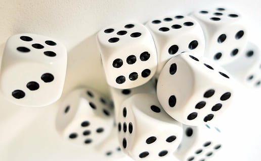 terninger, hvid, overflade, terning, 21, punkter, seks kanter, øjne, kop, bevægelse, efterår, fritid, held, gambling, Spille, kaste terningerne, craps, fik øje på, Polka prik, ingen mennesker, tæt på, dag, hvid farve, mønster, menneskeskabt objekt, gruppe af objekter, indendørs, manden lavet, mulighed, sort farve, gruppe, kunstkultur og underholdning, fritidsspil, studio skud, mad og drikke, design, chancespil, lille gruppe af objekter, 4K, CC0, offentligt domæne, royaltyfrie