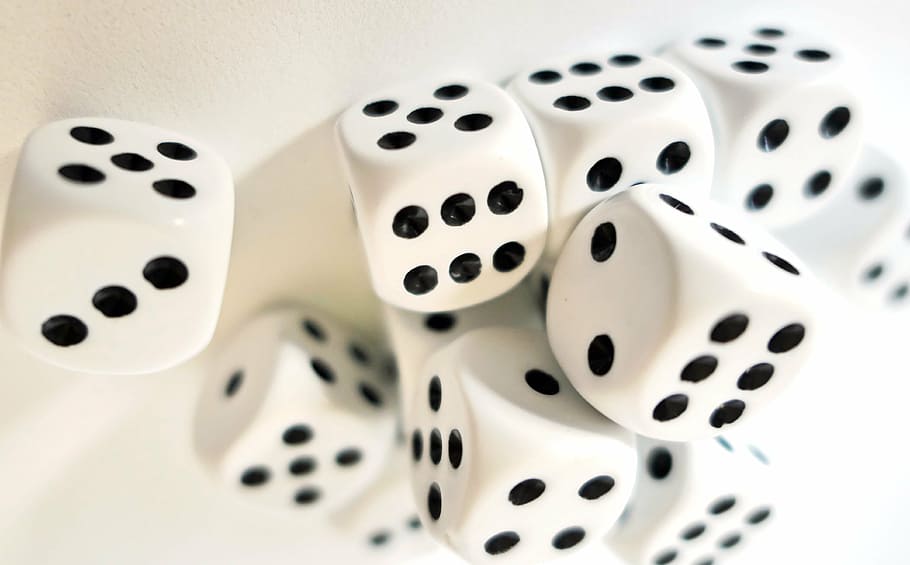 daus, blanc, superfície, cub, 21, punts, sis vores, ulls, tassa, moviment, caure, oci, sort, joc, jugar, llençar els daus, craps, tacat, lunars, cap gent, primer pla, dia, Color blanc, patró, objectes fets per l’home, grup d'objectes, a l'interior, fet per l'home, oportunitat, color negre, grup, cultura i entreteniment artístic, jocs d’oci, tir de l'estudi, menjar i beguda, disseny, joc d'atzar, petit grup d'objectes, 4K