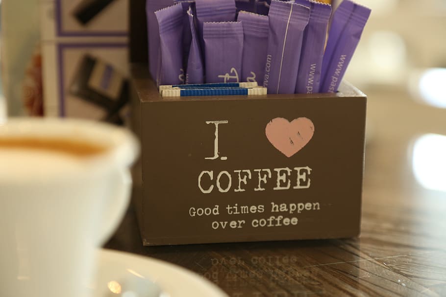 kaffebar, sukker, kaffe, Bar, tekst, innendørs, ingen folk, nærbilde, teknologi, dag, vestlig skript, selektiv fokusering, kommunikasjon, stilleben, bord, fokusere på forgrunnen, stor bokstav, utgivelse, bok, virksomhet, kopp, merkelapp, stor gruppe gjenstander, utdanning, mat og Drikke, 5K