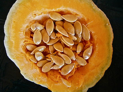 sepotong squash, labu, buah, benih, sayur-mayur, alam, makanan dan minuman, makanan, makan sehat, kesegaran, kesejahteraan, tepat di atas, masih hidup, dalam ruangan, merapatkan, tampilan sudut tinggi, tidak ada orang, meja, siap untuk dimakan, warna oranye, latar belakang hitam, kelimpahan, sekelompok besar objek, biji labu, camilan, 4K, CC0, domain publik, bebas royalti