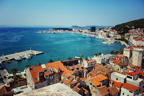 Castanho, cinzento, casas, Dividido, Croácia, telhados, paisagem urbana, arquitetura, Europa, velho, Cidade, colorida, céu, panorama, cênico, mar, Mediterrâneo, Colina, lugar famoso, mar Mediterrâneo, Porto, mar Adriático, turismo, viagem, litoral, ilha, Dubrovnik, culturas, exterior do edifício, agua, estrutura construída, transporte, embarcação náutica, visão de alto ângulo, Distrito residencial, construção, natureza, modo de transporte, destinos de viagem, céu limpo, ninguém, dia, ao ar livre, 5K, CC0, domínio público, royalty free