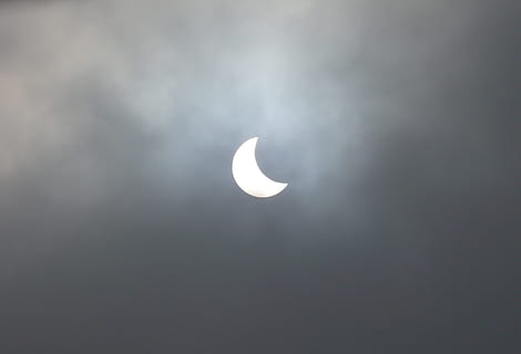 Güneş tutulması, Güneş, karartma, gökyüzü, karasal güneş tutulması, karanlık, ışık, doğal gözlük, gökyüzü olayı, doğal fenomeni, gölge, astronomi, uzay, ay, uzay araştırması, doğa, huzur, manzaralar - doğa, doğada güzellik, hilâl, insansız, gece, düşük açılı görünüş, sakin sahne, bulut - gökyüzü, doğal fenomen, açık havada, eğri, yarım ay, kopya alanı, tutulma, uzay ve astronomi, gezegen ay, yukarıdaki, Ay ışığı, 2K, CC0, kamu malı, telif ücretsiz