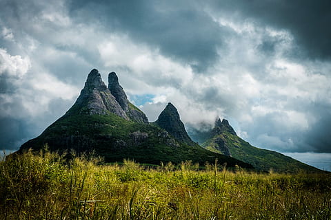 foto de paisatge, muntanya, verd, negre, muntanyes, blanc, blau, cel, durant el dia, herba, rock, cloudscape, illa, aigua, pic, punt, naturalesa, a l'aire lliure, núvol, ennuvolat, mont du rempart, Maurici, pic doble, núvol - cel, paisatge, medi ambient, escenics - natura, cap gent, cim de muntanya, bellesa a la natura, terra, Serra, planta, destinacions de viatge, cel dramàtic, tempesta, 5K, CC0, domini públic, lliure de regalies