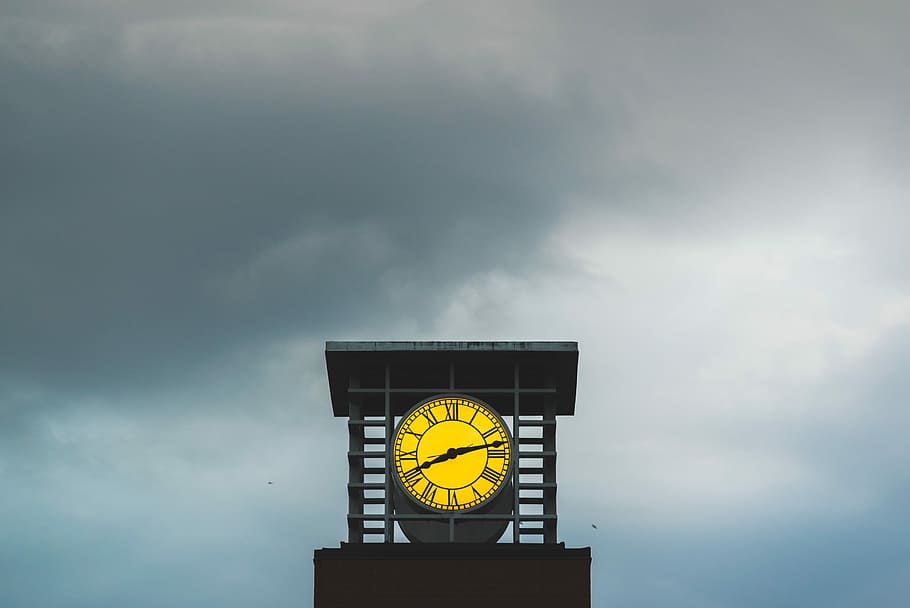 nero, costruzione di orologio analogico d'oro, orologio analogico, visualizzazione, 08:13, orologio, tempo, Torre dell'orologio, quarto dopo otto, rustico, centro, otto, Canada, vancouver, UBC, cielo, nuvola - cielo, Inquadratura dal basso, nessuno, comunicazione, architettura, giallo, struttura costruita, natura, cartello, all'aperto, direzione, giorno, forma geometrica, cerchio, esterno dell'edificio, segnale di pericolo, 5K