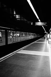 tren, llum, metro, trànsit, gleise, subterrani, parada, estació, urbà, plataforma, passatgers, transport per ferrocarril, transport públic, transport, arquitectura, il·luminat, estació del metro, a l'interior, manera de transport, equips d’il·luminació, sostre, viatjar, estructura construïda, buit, persones incidentals, sòls, pista, sòl de rajoles, columna arquitectònica, tren de metro, esperant, llum fluorescent, 5K, CC0, domini públic, lliure de regalies