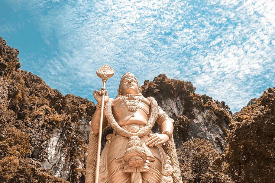 cova batu, Malàisia, estàtua de buda de color daurat, marró, muntanya, fons, blau, cel, durant el dia, estàtua, monument, penya-segat, rock, escultura, representació humana, art i artesania, religió, creença, naturalesa, sòlid, cap gent, arquitectura, destinacions de viatge, història, viatjar, representació, el passat, espiritualitat, semblança masculina, dia, creativitat, a l'aire lliure, ornamentat, 5K