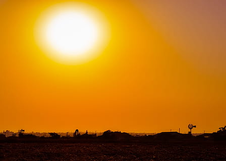 sol, solnedgang, plateau, aften, landskab, skygger, horisont, vindmøller, felter, landskabet, Sotira, cypern, himmel, silhuet, orange farve, scenics - natur, natur, skønhed i naturen, sollys, ro, jord, idyllisk, rolig scene, udendørs, miljø, vand, arkitektur, ingen mennesker, gul, 4K, CC0, offentligt domæne, royaltyfrie