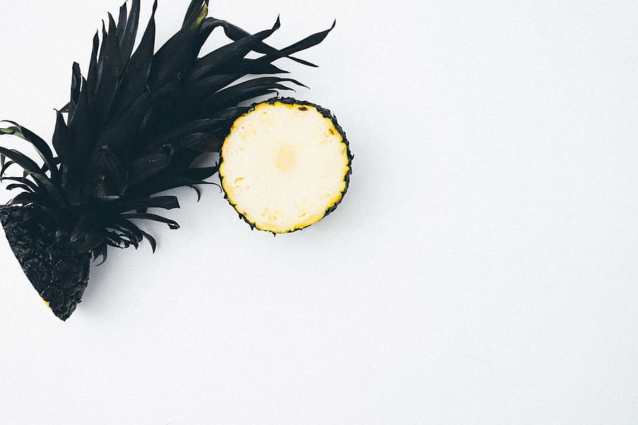 rodanxa de pinya, tall, pinya, postres, aperitiu, fruita, suc, cultiu, negre, pintura, menjar, frescor, menjar i beguda, alimentació saludable, tir de l'estudi, a l'interior, groc, benestar, fons blanc, còpia espai, directament a sobre, cap gent, planta, tallar, herba, fruita tropical, primer pla, estil de vida saludable, rovell d'ou, fer dieta, 5K