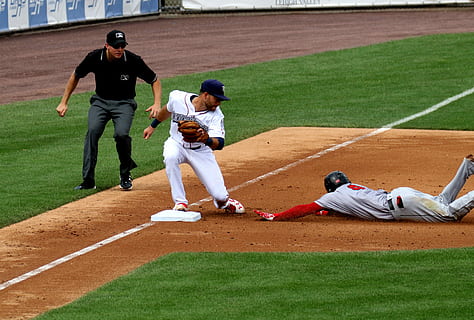 rutschen, Baseball, dritte Basis, abspielen, aus, Allentown, lehigh valley ironpigs, Schiedsrichter, Ball, Handschuh, Feld, draussen, Sommer-, Park, Sport, Baseball - Sport, Spielfeld, Baseballuniform, spielen, Sportler, echte Menschen, in voller Länge, Baseballspieler, Athlet, Menschen, Sportuniform, Kleidung, Gruppe von Leuten, Männer, Wettbewerb, Baseball Ball, Tag, Sportbekleidung, draußen, Baseball-Team, 5K, CC0, gemeinfrei, lizenzfrei
