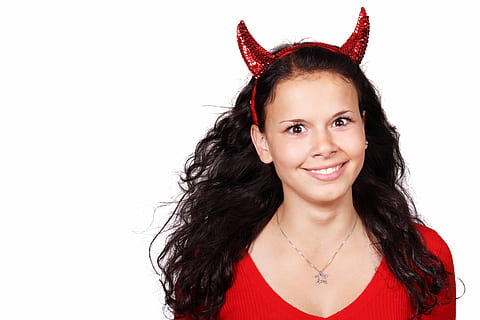 Frau, tragen, rot, Teufel Alice Band, Kostüm, Dämon, Teufel, Gesicht, weiblich, Mädchen, Halloween, Hölle, Horn, gruslig, Weiß, jung, böse, unheimlich, süß, lächelnd, Frauen, heiter, Glück, Menschen, Kind, wunderschönen, kaukasischer Abstammung, eine Person, Porträt, Kamera betrachten, ausgeschnitten, Emotion, weißer Hintergrund, Studioaufnahme, kopieren sie platz, Kindheit, positive Emotionen, Teenager, Frisur, Unschuld, 4K, CC0, gemeinfrei, lizenzfrei
