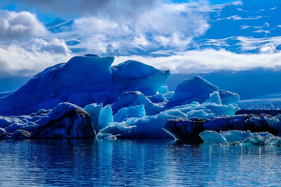 fred, iceberg, fusió, neu, aigües tranquil·les, núvols, la llum del dia, flotant, gelades, gelada, congelat, gel, paisatge, naturalesa, oceà, a l'aire lliure, reflexió, escènic, mar, cel, aigua, temperatura de fred, escena tranquil·la, núvol - cel, hivern, tranquil·litat, escenics - natura, glacera, bellesa a la natura, medi ambient, davant del mar, cap gent, flotant a l'aigua, llacuna, 4K