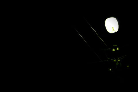 luminária, leve, luzes, iluminação, lâmpada de rua, copie o espaço, noite, Sombrio, iluminado, ninguém, equipamento de iluminação, céu, fundo preto, brilhando, tiro do estúdio, natureza, ao ar livre, visão de baixo ângulo, eletricidade, céu limpo, lua, luz - fenômeno natural, beleza na natureza, lua planetária, 4K, CC0, domínio público, royalty free
