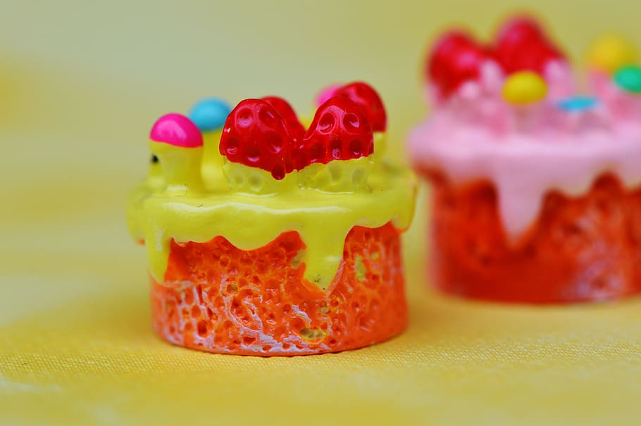 cupcake, kage, miniature, keramisk, sjov, dekoration, skrøbelig, deco, dessert, mad, sødt mad, gourmet, glasur, bagt, bagværk, fest, fødselsdag, mad og drikke, studio skud, indendørs, ingen mennesker, frugt, sød, farvet baggrund, sund kost, rød, tæt på, multi farvet, friskhed, repræsentation, gruppe af objekter, gul, lille, fristelse, 5K