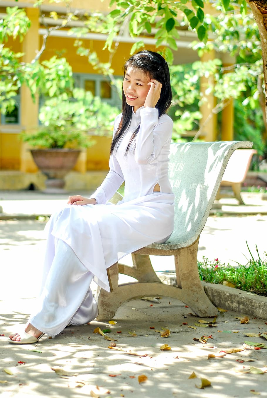túnica, blanc, escoles, estudiants, noies, espais escolars, sol, tímid, recorda, aniversari, asia, vietnam, memòria, a l'aire lliure, estiu, dones, assegut, somrient, una persona, adult, femelles, gent, relaxació, felicitat, alegre, bellesa, una sola dona, estils de vida, longitud completa, adult jove, persones reals, dones joves, vista lateral, planta, activitat d'oci, dia, naturalesa, roba casual, dona guapa, pentinat, 4K