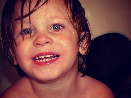 ragazzo sorridente, ragazzo, bagno, bagnato, viso, sorriso, sorridere, contento, bambino, carina, allegro, ritratto, infanzia, colpo alla testa, guardando la fotocamera, in casa, una persona, avvicinamento, emozione, sorridente, vista frontale, innocenza, felicità, A petto nudo, persone reali, parte del corpo umano, prole, volto umano, lacrima, gap dentato, capelli bagnati, 1080P, CC0, dominio pubblico, privo di copyright
