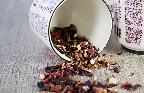 foto, pedra, vessament de tassa, tauler del tauler, tee, tassa, beure, vaixella, calenta, porcellana, pressupost, tassa de cafè, tasses de cafè, tassa de te, tassa buida, cuina, aroma, l'hora del te, benefici de, fruites, deliciós, servei tècnic, gaudeix, vidre, decoració, relaxa't, descans, tranquil, tarda, menjar i beguda, menjar, benestar, alimentació saludable, a l'interior, aliments secs, medicina, primer pla, salut i medicina, te, taula, frescor, herba, sec, planta, cap gent, Medicina alternativa, bol, herba medicinal, te d'herbes, esmorzar, 2K, CC0, domini públic, lliure de regalies
