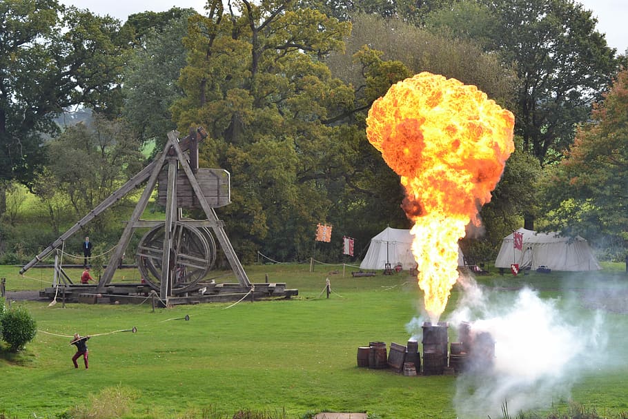 eksplosjon, slag, våpen, røyk, historisk, gress, tre, dag, utendørs, natur, ingen folk, anlegg, røyk - fysisk struktur, brenning, flamme, Brann, brann - naturlig fenomen, transport, land, menn, arkitektur, ekte folk, grønn farge, miljø, varme - temperatur, tilfeldige mennesker, varselskilt, 4K