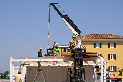 muntatge, treballar, construir, edifici, construcció, eina, grua, augmentar, alt, lloc, treballadors, treball de construcció, tecnologia, baukran, màquina, ocupació, indústria, barreteria, arquitectura, homes, barret, treball, maquinària, naturalesa, company de feina, llum solar, treball en equip, seguretat, cooperació, roba reflectant, dia, roba de treball protectora, cel clar, cel, homes madurs, a l'aire lliure, 4K, CC0, domini públic, lliure de regalies