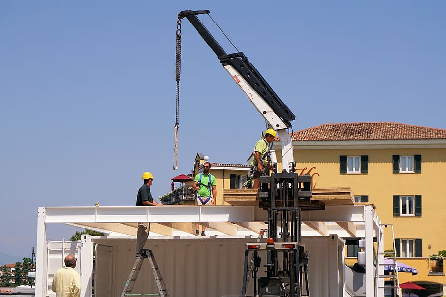 muntatge, treballar, construir, edifici, construcció, eina, grua, augmentar, alt, lloc, treballadors, treball de construcció, tecnologia, baukran, màquina, ocupació, indústria, barreteria, arquitectura, homes, barret, treball, maquinària, naturalesa, company de feina, llum solar, treball en equip, seguretat, cooperació, roba reflectant, dia, roba de treball protectora, cel clar, cel, homes madurs, a l'aire lliure, 4K