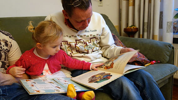Mann, barn leser bøker, lese, for lesing, språk utvikling, bok, barn, nøye, pike, barnebarn, småbarn, bøker, barndom, familie, to mennesker, samvær, sitter, liming, voksen, kvinner, hanner, avkom, innendørs, forelder, fritidsaktivitet, menn, hunner, jenter, læring, positiv følelse, veiledning, uskyld, bestemor, 4K, CC0, offentlig domene, opphavsrett gratis