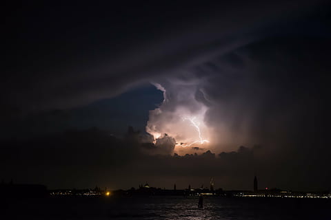 foto, tubuh, air, waktu malam, gelap, malam, awan, langit, petir, badai, laut, samudra, lampu, matahari terbenam, awan - langit, alam, hujan badai, kekuatan di alam, diterangi, tidak ada orang, keindahan di alam, tanda peringatan, tanda, kekuasaan, komunikasi, di luar rumah, lingkungan Hidup, polusi, yg beralamat buruk, 5K, CC0, domain publik, bebas royalti