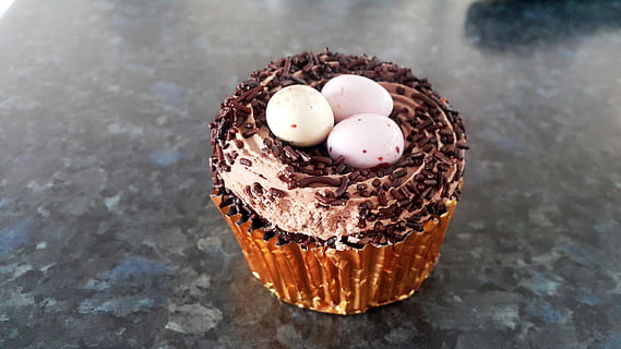 Cupcake, Ei, Ostern, Süss, Dessert, Schokolade, behandeln, verziert, Kuchen, Dekoration, köstlich, Bäckerei, hausgemacht, Lebensmittel, Nest, Süßes Essen, Essen und Trinken, keine Leute, drinnen, Genuss, Versuchung, Frische, Osterei, High Angle View, gebacken, Stillleben, fertig für den Verzehr, Nahansicht, Osterkuchen, Muffin, 2K, CC0, gemeinfrei, lizenzfrei