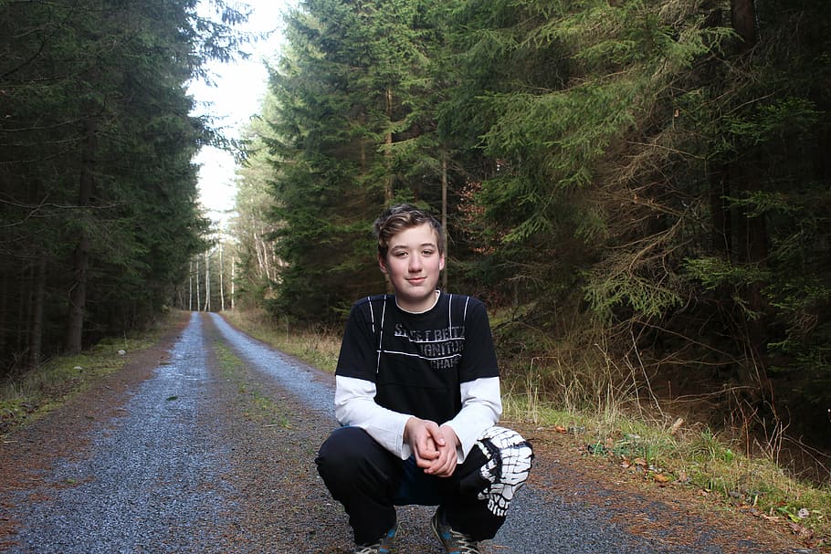 dreng, Skov, sti, natur, træer, gå, ven, rigtige mennesker, portræt, forfra, træ, kigger på kameraet, livsstil, plante, afslappet tøj, unge mænd, en person, vej, ung voksen, fritidsaktivitet, retning, sidder, dag, jord, vejen frem, udendørs, teenager, 5K