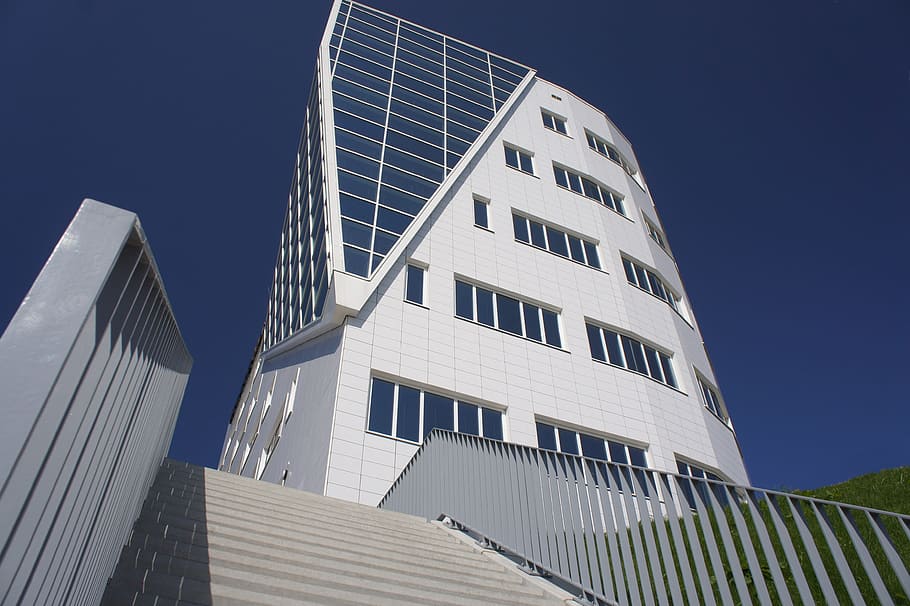 architettonico, fotografia, costruzione, bianca, astratto, trappola, architettura, aria, blu, esterno dell'edificio, struttura costruita, cielo, Inquadratura dal basso, cielo sereno, città, moderno, natura, nessuno, edificio per uffici esterno, giorno, ufficio, luce del sole, all'aperto, grattacielo, finestra, quartiere residenziale, 4K