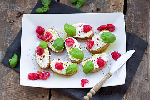 geschnitten, rot, Beeren, Portion, Weiß, Keramik, Teller, Gebäck, Grün, Früchte, Himbeere, Basilikum, rollen, Snacks, Anlasser, Appetit, Stücke, köstlich, Brot, Antipasti, Gewürze, Lebensmittel, Vegetarier, Beerenrot, Salz-, Essen, Pfeffer, Essen und Trinken, Holz - Material, Frische, High Angle View, Scheibe, Obst, gesundes Essen, Tabelle, Beerenfrucht, Wohlbefinden, fertig für den Verzehr, keine Leute, Stillleben, Erdbeere, Schneidbrett, drinnen, Süßes Essen, Blatt, Dessert, Versuchung, Kraut, Minzblatt - kulinarisch, vegetarisches Essen, Food-Styling, Garnierung, 5K, CC0, gemeinfrei, lizenzfrei
