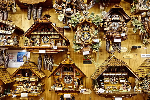 rellotges, coo coo, selecció, rang, precisió, tradicional, mecànic, història, destinacions de viatge, cap gent, dia, a l'interior, arquitectura, penjant, venda al detall, art i artesania, elecció, a la venda, variació, mercat, botiga, artesania, gran grup d'objectes, visualització al detall, Paradeta, col · lecció, ornamentat, abundància, estructura construïda, color daurat, 5K, CC0, domini públic, lliure de regalies