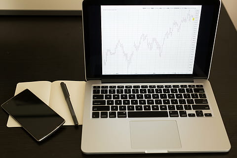 „MacBook“, pro, lentelė, Paaiškėjo, šalia, švirkštimo priemonė, išmanusis telefonas, diagramos, grafikai, duomenis, finansuoti, nešiojamas kompiuteris, kompiuteris, verslą, darbo, biuras, stalas, Užrašų knygelė, mobiliojo ryšio, technologijos, objektų, pinigų, belaidžio ryšio technologija, kompiuterio klaviatūra, komunikacijos, pasauliniai ryšiai, perkeliamumas, ryšį, nėra žmonių, nešiojamas informacijos įrenginys, patalpose, internetas, kompiuterinis tinklas, kompiuterinė įranga, ekranas, popieriaus, prietaiso ekranas, klaviatūra, tuščias, 5K, CC0, Viešasis domenas, nemokamai