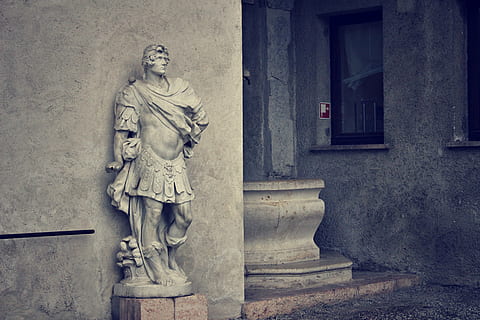 statue romaine, romain, statue, soldat, sculpture, Rome, ancien, point de repère, monument, l'histoire, statue blanche, art et Artisanat, représentation humaine, représentation, ressemblance masculine, architecture, la créativité, structure construite, ressemblance féminine, personne, artisanat, extérieur du bâtiment, journée, religion, bâtiment, le passé, spiritualité, construction de murs, ange, 5K, CC0, domaine public, libre de droits